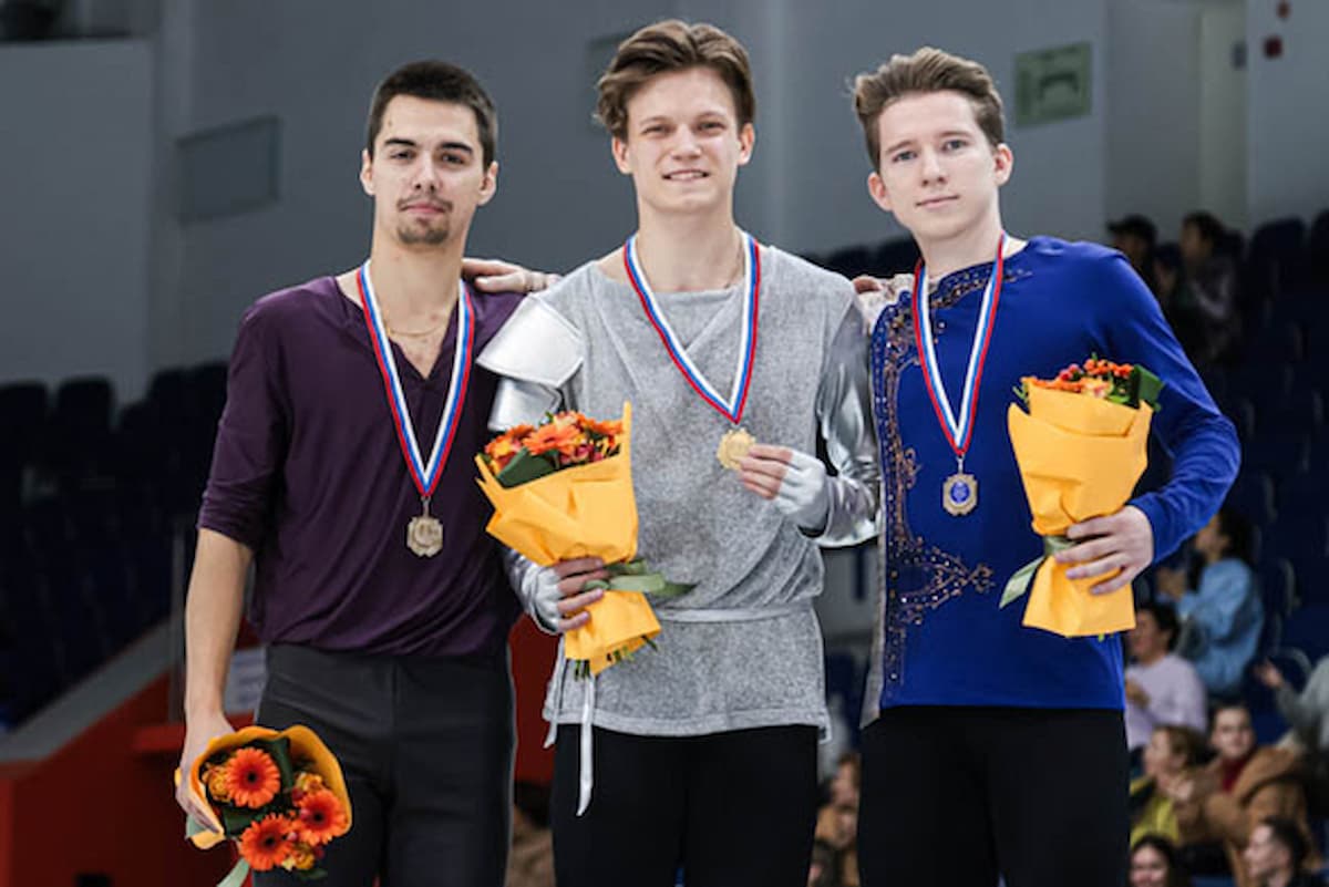 Siegerehrung Männer Grand Prix Eiskunstlauf Russland 2023 in Ufa - hier im Bild die Eiskunstläufer Roman Savosin, Evgeniy Semenenko und Andrey Mozalev