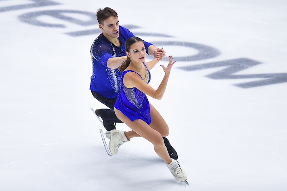 Ekaterina Chikmareva & Matvey Yanchenkov beim Eiskunstlauf Grand Prix Russland 2023 in Kazan