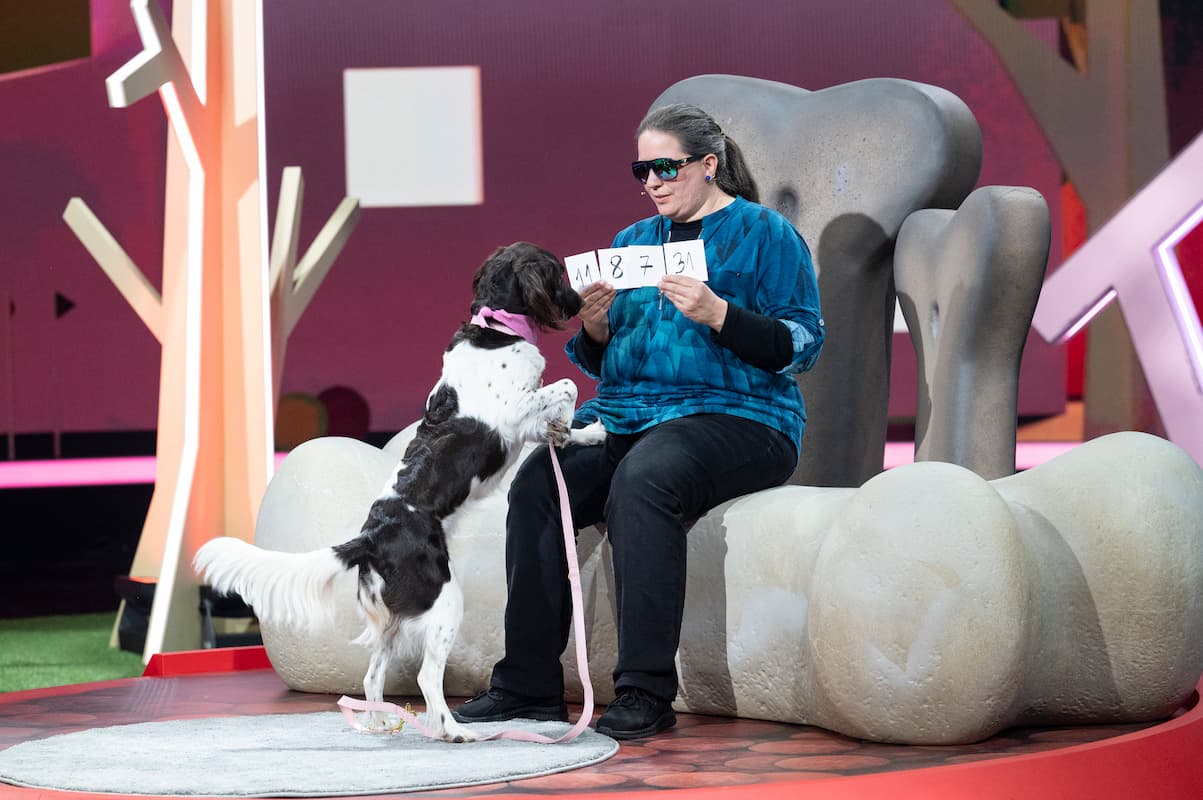 Hündin Amie und Michaela Frank bei der Hunde-Wette Wetten dass 25.11.2023