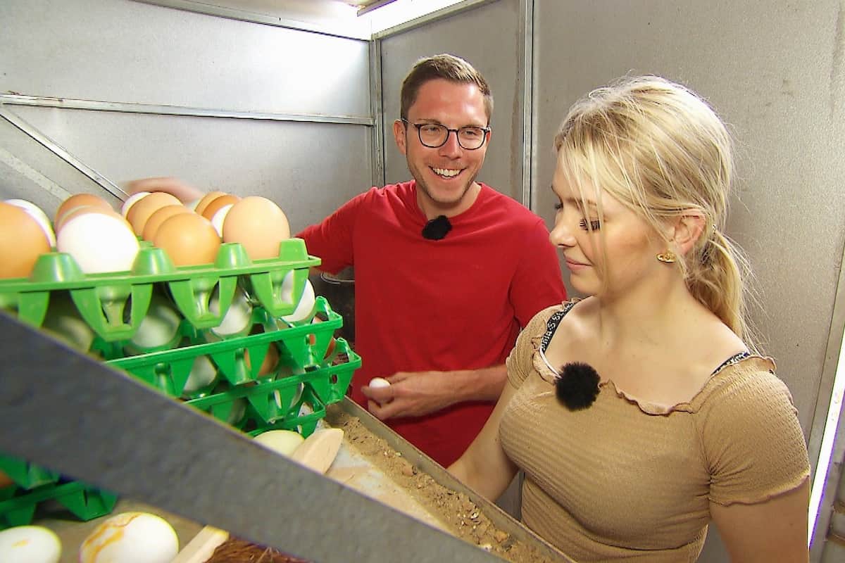 Lukas und Carolin beim Eier sammeln - Bauer sucht Frau am 27.11.2023