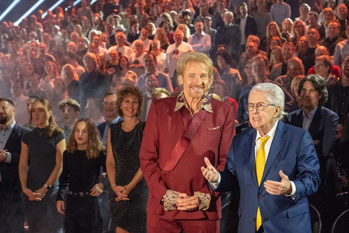 Thomas Gottschalk mit Frank Elstner bei Wetten dass am 25.11.2023