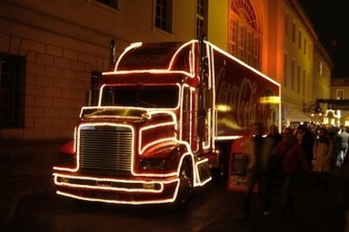 Weihnachtsmusik - Übersicht - hier im Bild der weihnachtlich geschmückte Coca-Cola-Truck auf dem Weihnachtsmarkt