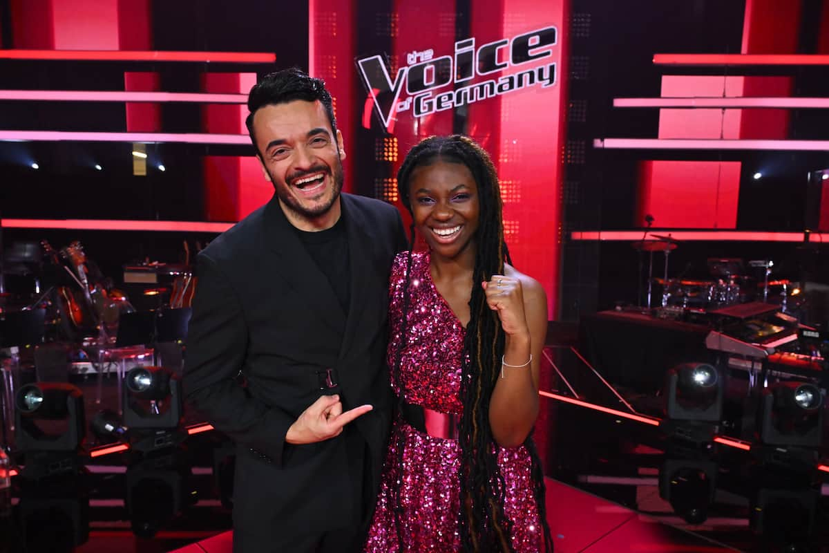 Desirey Sarpong Agyemang im Finale The Voice of Germany 8.12.2023 - hier im Bild mit Coach Giovanni Zarrella