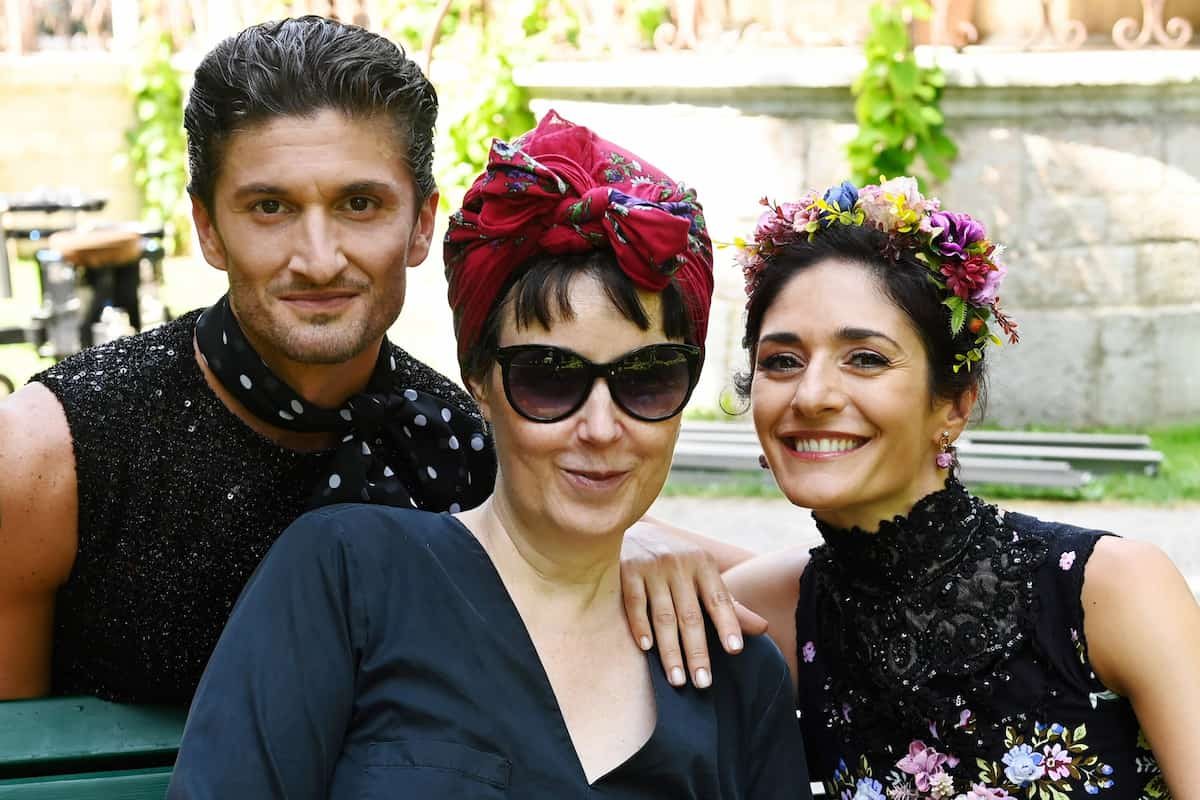 Eno Peci, Designerin Susanne Bisovsky mit Eno Peci und Ketevan Papava vom Wiener Staatsballett