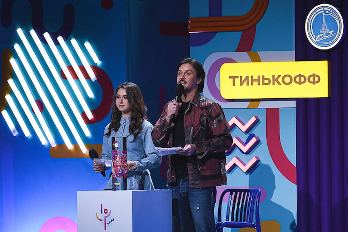 Kamila Valieva und Maxim Trankov als Moderatoren