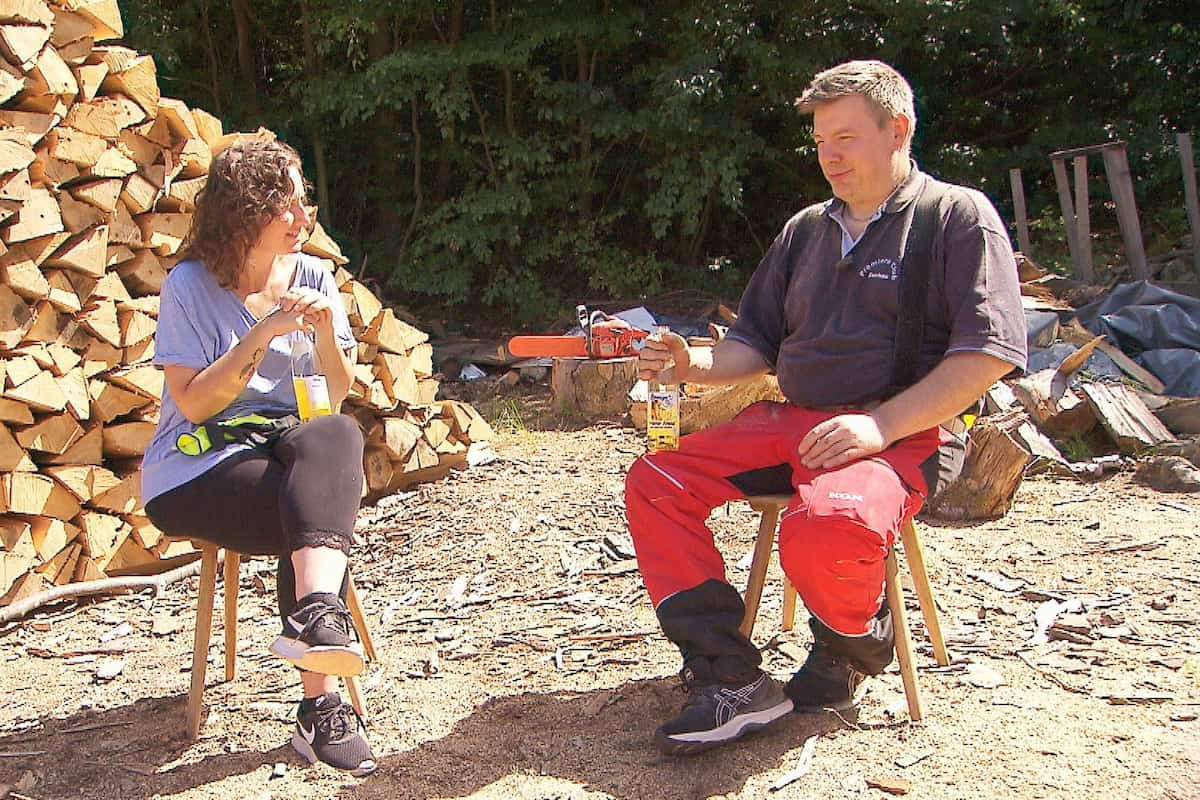 Kathrin und Steffen beim Holzmachen in einer Pause