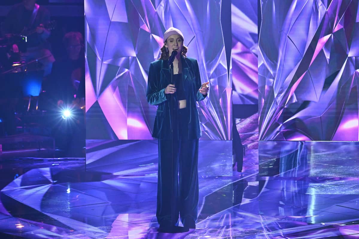 Malou Lovis Kreyelkamp beim Singen ihres Sieger-Songs Glacier Rivers im Finale The Voice 8.12.2023