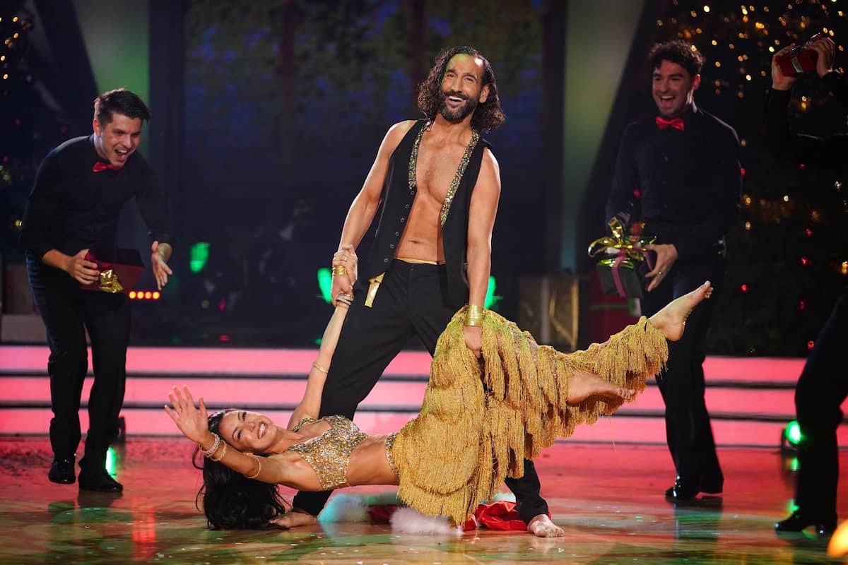 Rebecca Mir und Massimo Sinato bei Let's dance 22.12.2023