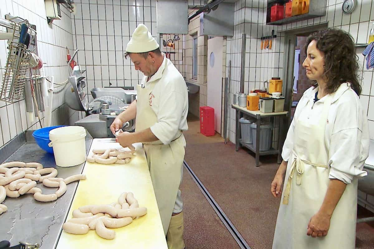 Steffen und Kathrin in der Metzgerei beim Weißwürste machen