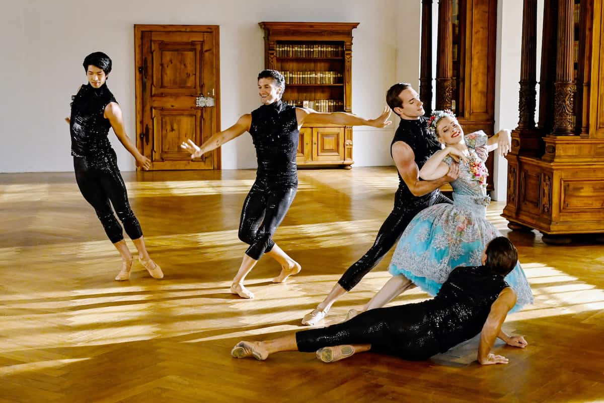 Tanz-Einlagen, Ballett-Tänzerinnen und Ballett-Tänzer vom Wiener Staatsballett beim Neujahrskonzert 2024 - hier im Bild die Tänzer Masayu Kimoto, Eno Peci, Zsolt Török, Olga Esina, Giorgio Foures