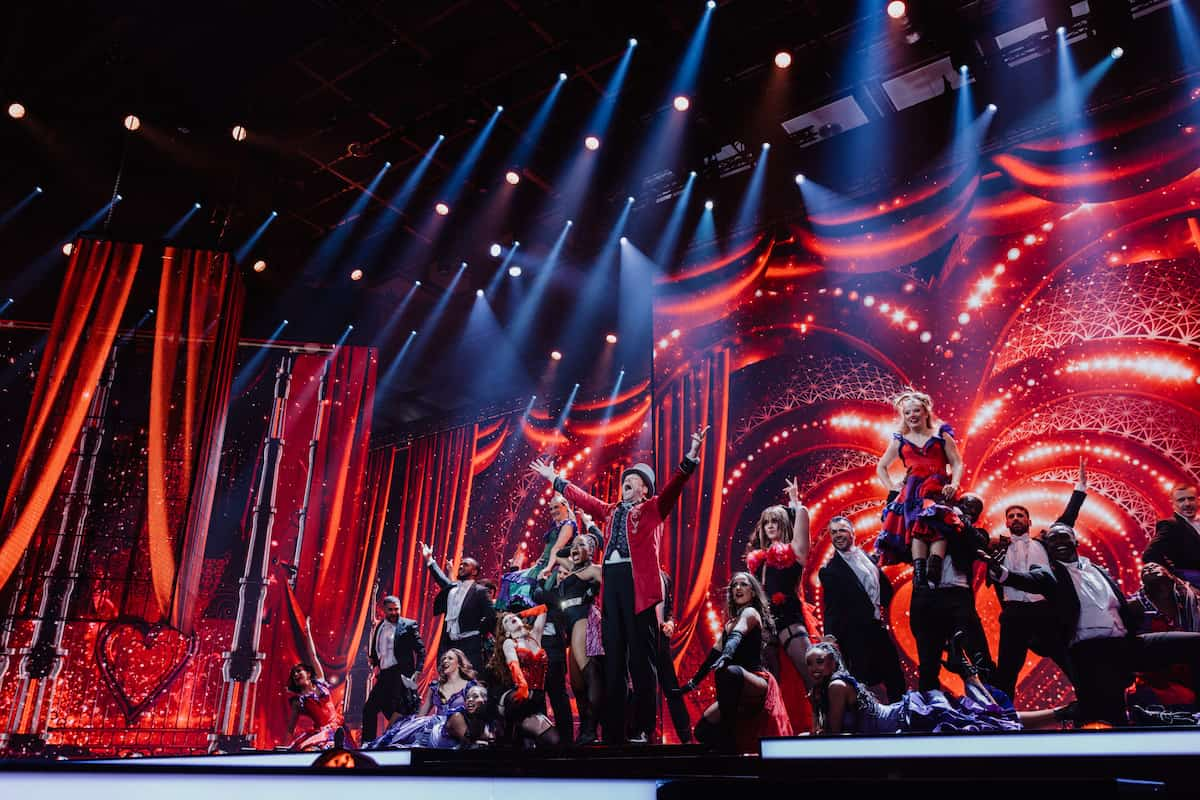 Tetje Mierendorf und das Ensemble vom Musical Moulin Rouge in der Helene Fischer Show 2023