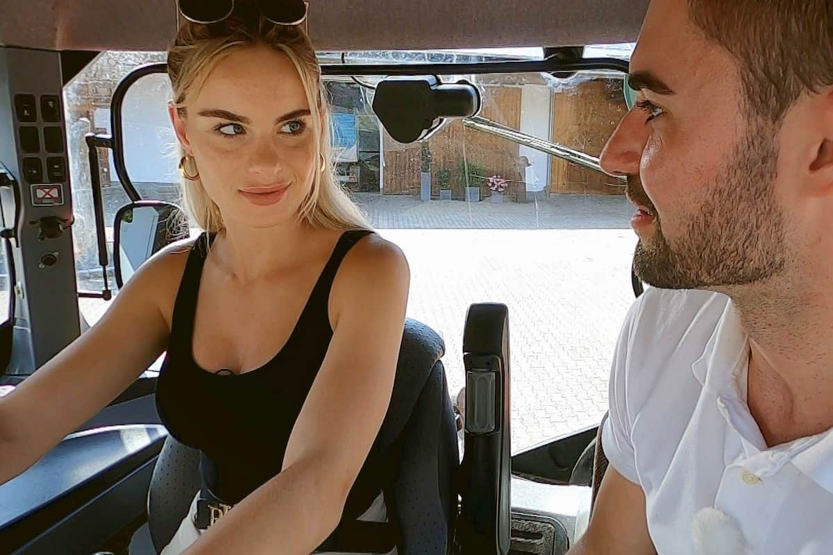 Valentina und Daniel beim Traktor fahren