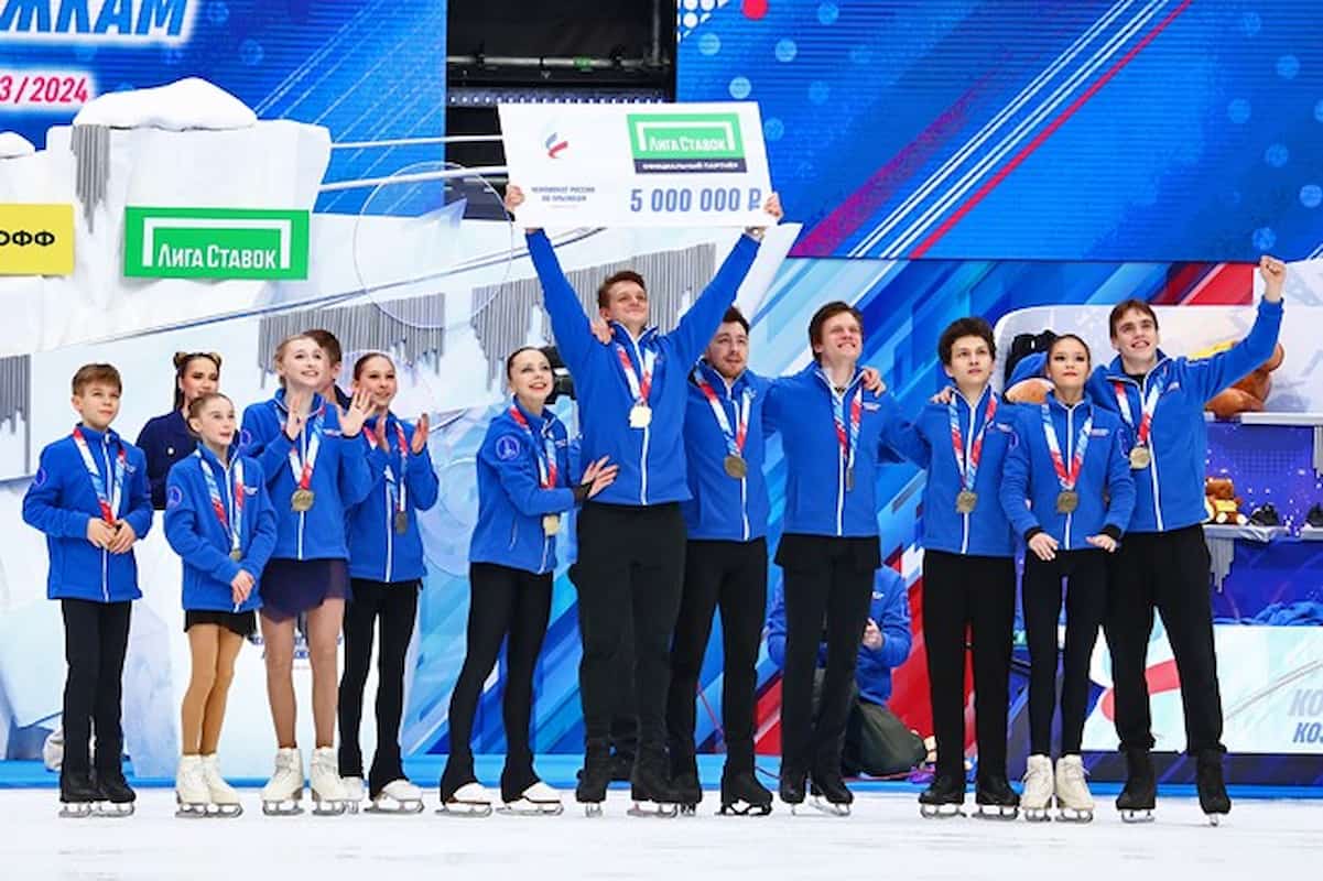 Das blaue Team beim Mannschafts-Wettbewerb Russische Sprungelemente-Meisterschaft 2024
