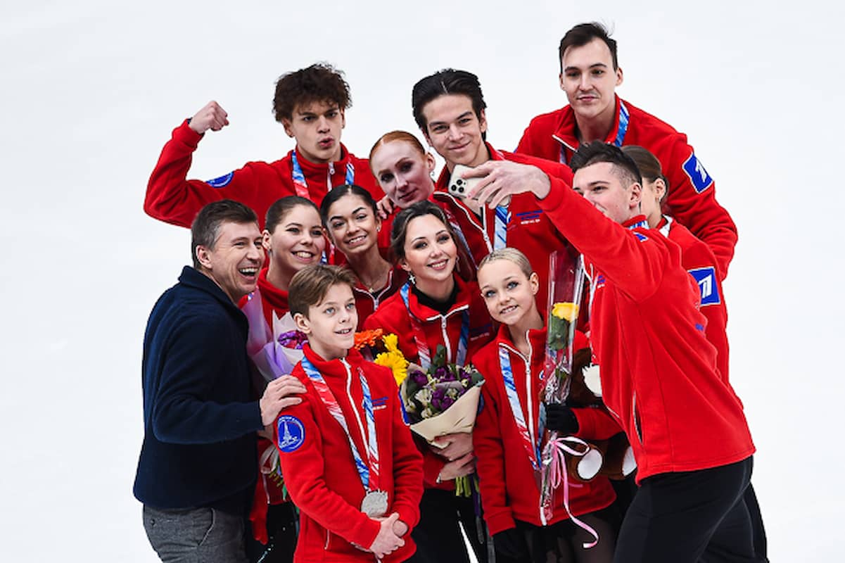Das rote Team beim Mannschafts-Wettbewerb Russische Sprungelemente-Meisterschaft 2024
