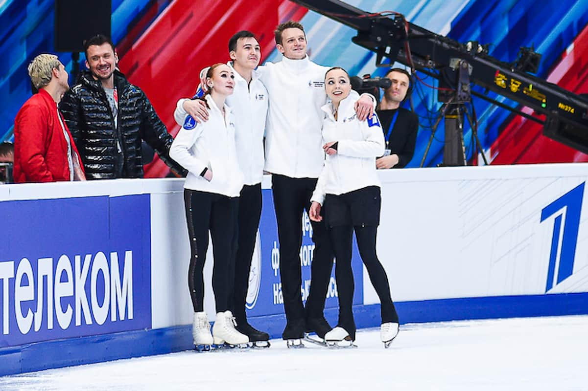 Final-Paare Russische Sprung-Elemente-Meisterschaft 2024 - hier im Bild Elizaveta Osokina & Artem Gritsaenko sowie Alexandra Boykova & Dmitry Kozlovsky vor der Verkündung des Final-Ergebnisses