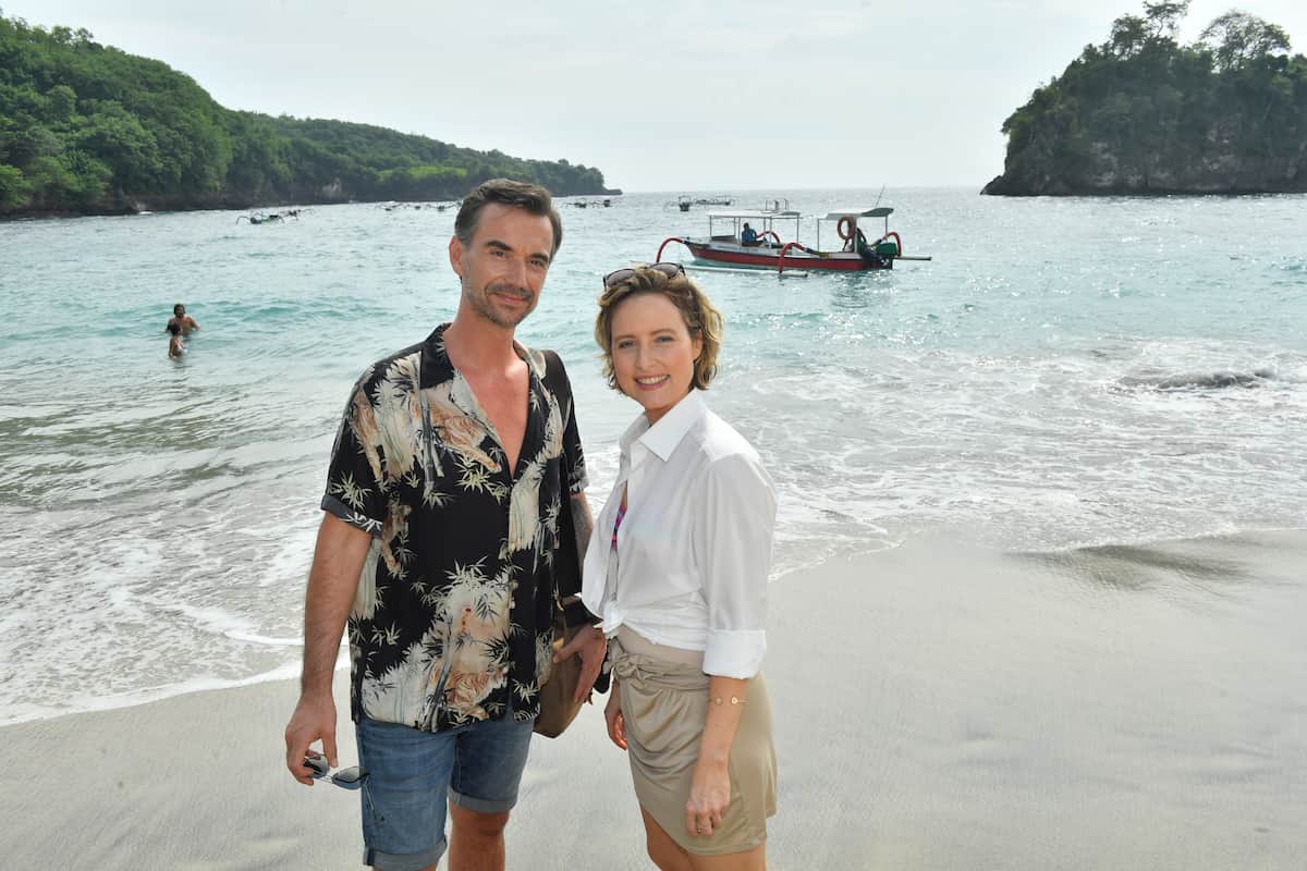 Traumschiff 1.1.2024 - Max Parger (Florian Silbereisen) verleibt sich in Veronika Bruckner (Wanda Perdelwitz) - hier beide am Strand
