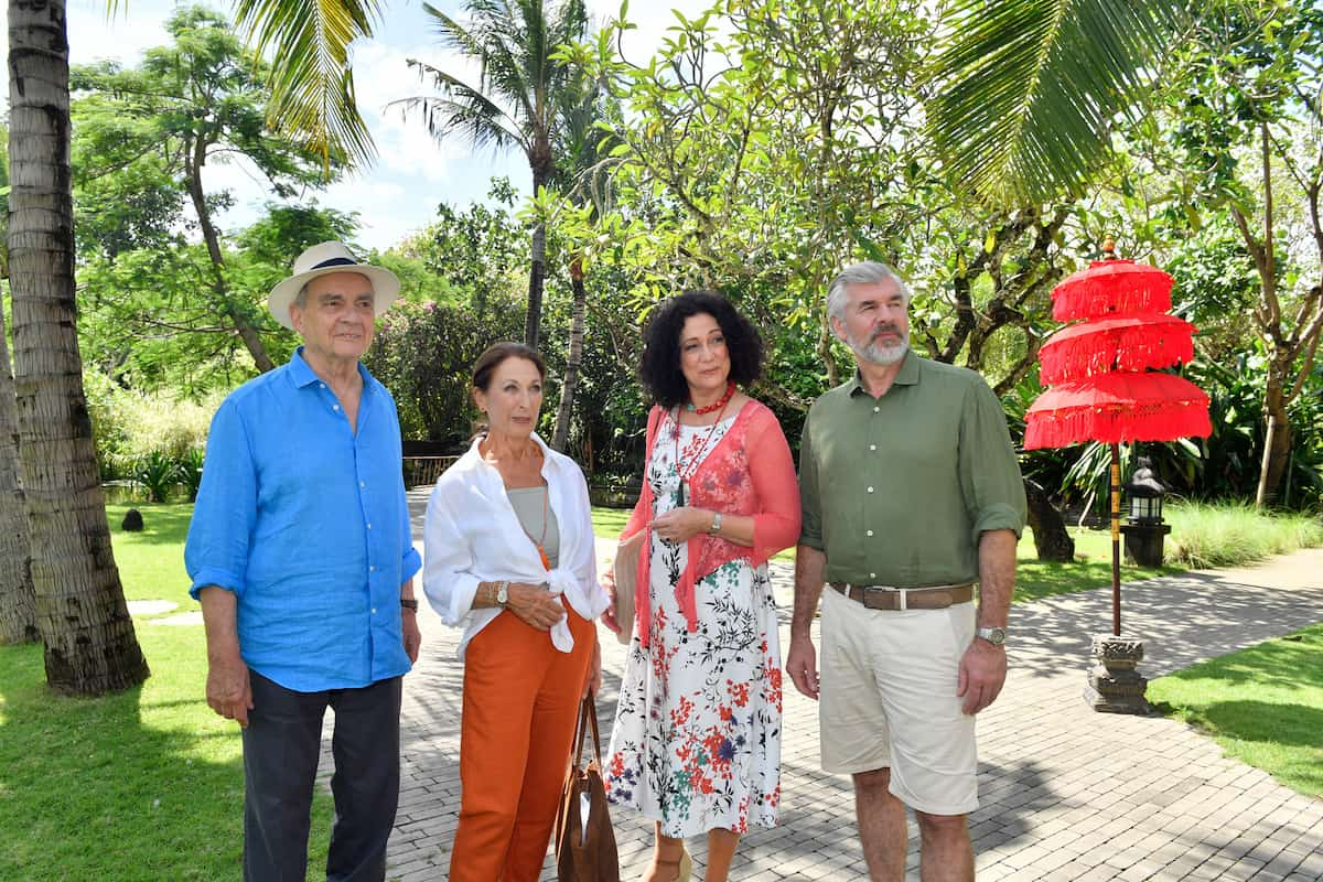 Traumschiff Nusantra Neujahr 2024 - Hanna Liebhold (Barbara Wussow), Martin Grimm (Daniel Morgenroth) mit Monika Liebhold (Daniela Ziegler) und Eduard Becker (Walter Kreye)