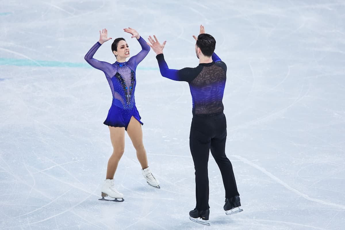 Magische Momente der Eiskunstlauf-Paare bei der WM 2024 in Montreal - hier Deanna Stellato-Dudek & Maxime Deschamps aus Kanada im Kurzprogramm