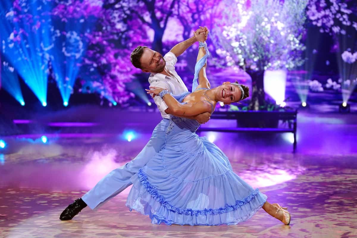 Langsamer Walzer von Jana Wosnitza & Vadim Garbuzov bei Let's dance 5.4.2024