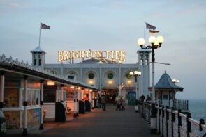 Waterloo von ABBA beim ESC 50. Jahrestag eines Erfolgs - hier im Bild die Pier in Brighton