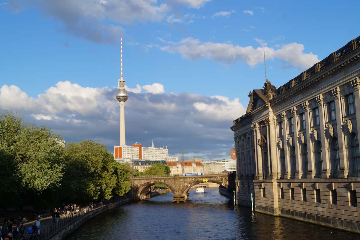 Tanzen am Bodemuseum 2024 - Blick von der Spreebrücke auf den Fernsehturm in Berlin-Mitte