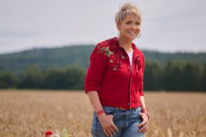 Bauer sucht Frau 9.12.2024 - Weitere Hofwochen gehen zu Ende - hier im Bild BsF-Moderatorin Inka Bause
