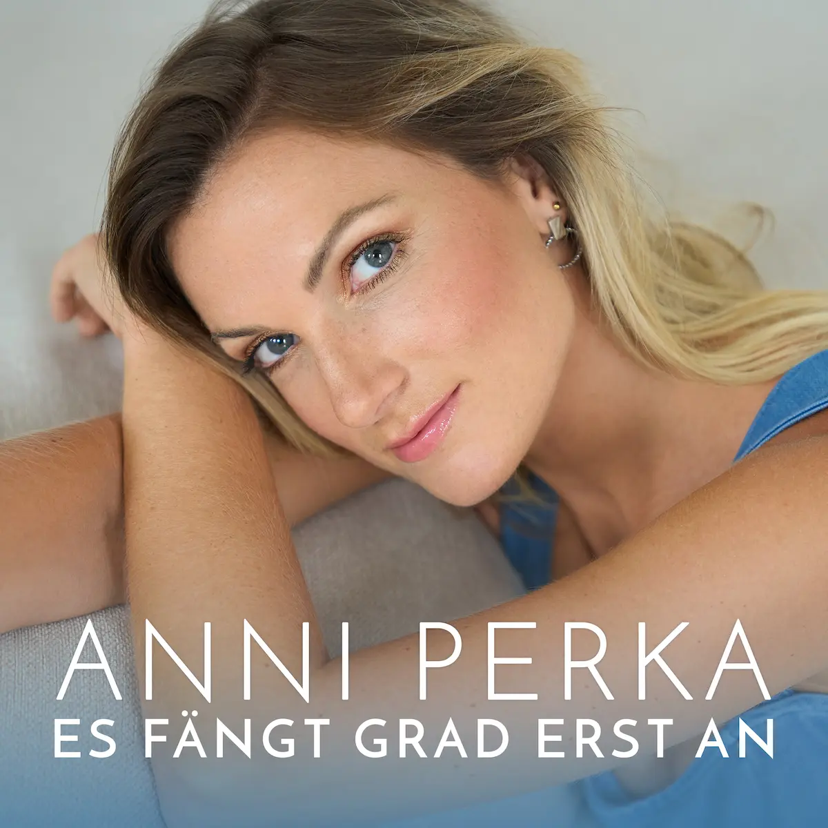 Anni Perka Single „Es fängt gerade erst an“ - Schlager 2025 - Single Cover - plaziert in den Top 10 der Salsango Schlager-Charts
