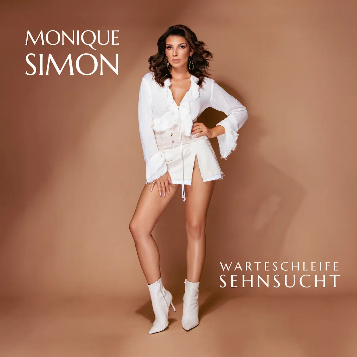 Monique Simon “Warteschleife Sehnsucht” - Schlager 2025 - Single Cover - plaziert in den Top 10 der Salsango Schlager-Charts