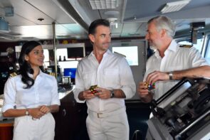 Traumschiff 1.1.2025 Curacao - Schauspieler, Besetzung Neujahr, was passiert - hier im Bild Florian Silbereisen als Kapitän Max Parger mit Collien Ulmen-Fernandes als Schiffsärztin Dr. Jessica Delgado und Daniel Morgenroth als Staff-Kapitän Martin Grimm