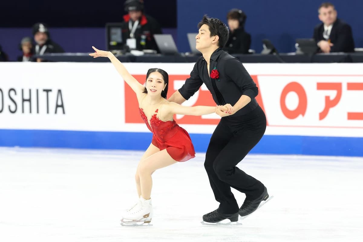 Riku Miura - Ryuichi Kihara aus Japan - Sieger der Eiskunstlauf 4 Continents Championships