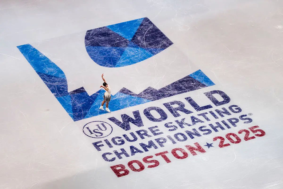 Eiskunstlauf-WM 2025 in Boston - Ergebnisse und Gewinner live - hier im Bild Alysa Liu auf dem Eis in Boston mit dem WM-Logo