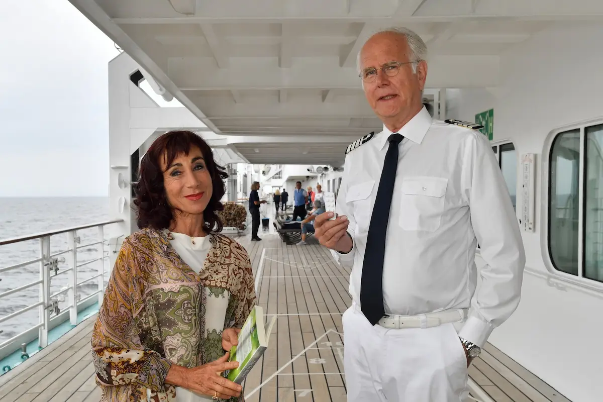 Andrea Eckert als Sabine Prohaska beim Traumschiff 20.4.2025 - hier mit Harald Schmidt als Oskar Schifferle