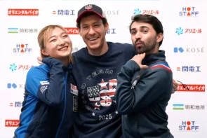 Ergebnisse Eiskunstlauf World Team Trophy 2025 - Zwischenstand nach Tag 1: Team USA (Jason Brown) vor Team Japan (Kaori Sakamoto) und Team Frankreich (Kevin Aymoz)