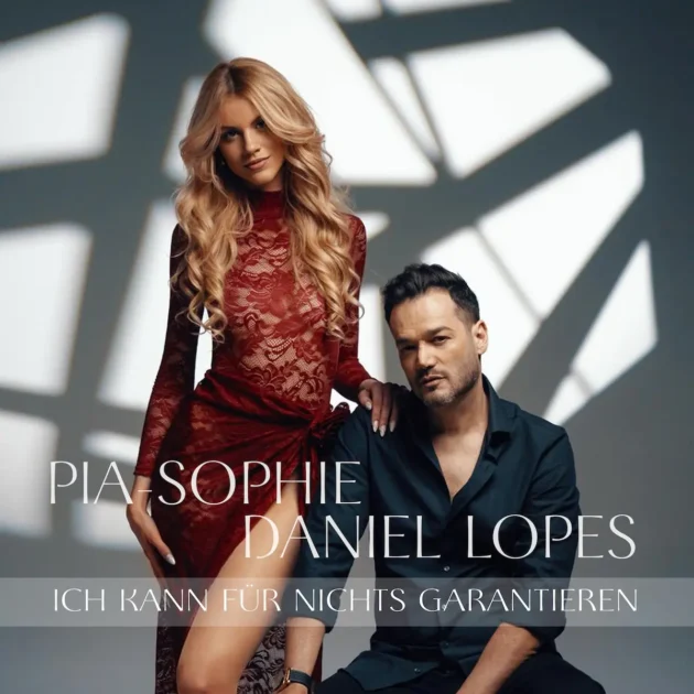 Pia-Sophie und Daniel Lopes Schlager “Ich kann für nichts garantieren” - hier im Bild das Single-Cover mit einem Foto von Pia-Sophie, die steht, und Daniel Lopes, der sitzt