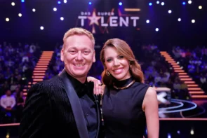 Supertalent 26.4.2025 Finale Wer wird Sieger-Gewinner Supertalent 2025 Alle Kandidaten - hier im Bild die Moderatoren im Finale, Knossi Jens Knosalla und Victoria Swarovski