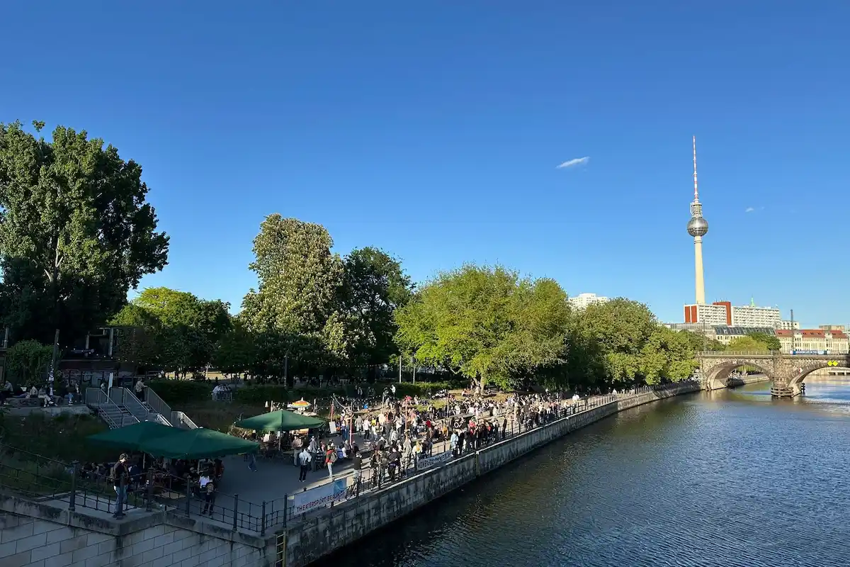 Tänze je Wochentag 2025 beim Tanzen Strandbar am Bodemuseum (Monbijoupark)