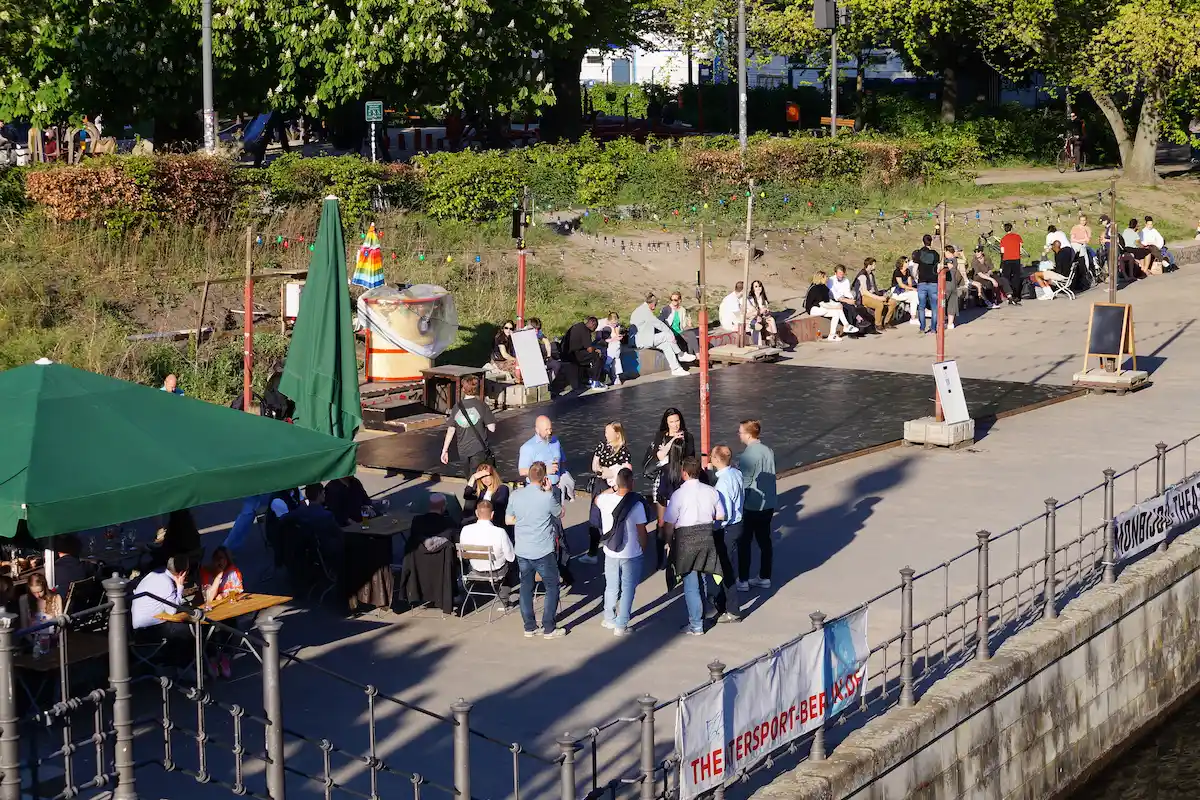 Tanzfläche im Monbijoupark am Spreeufer in Berlin-Mitte