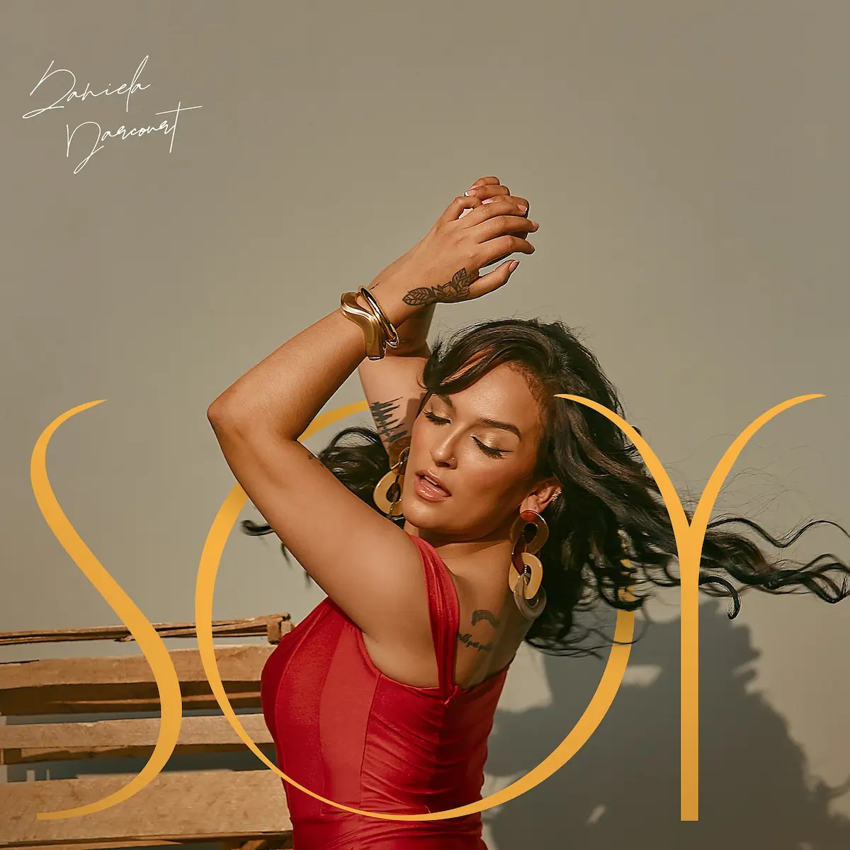 Daniela Darcourt Album Soy (Salsa-Musik-Tipp) - hier im Bild das Albuim-Cover mit der tanzenden Sängerin im Mittelpunkt