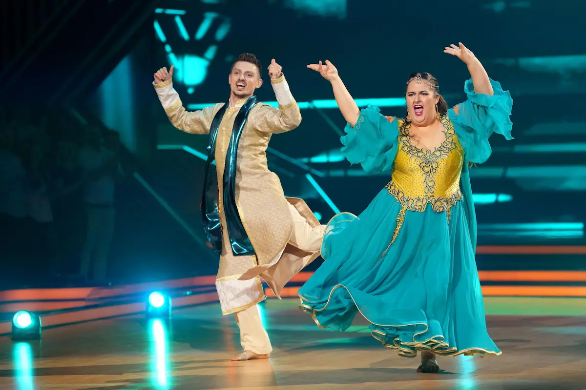 Sandra Safiulov (selfiesandra) & Zsolt Sandor Cseke beim Bollywood Tanz-Duell Let's dance 2.5.2025