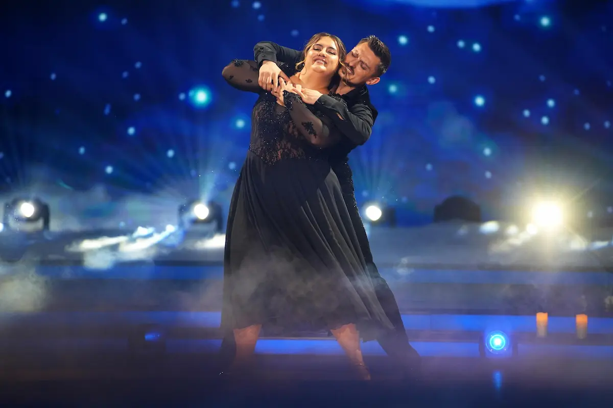 Sandra Safiulov (selfiesandra) und Zsolt Sandor Cseke beim Einzel-Tanz