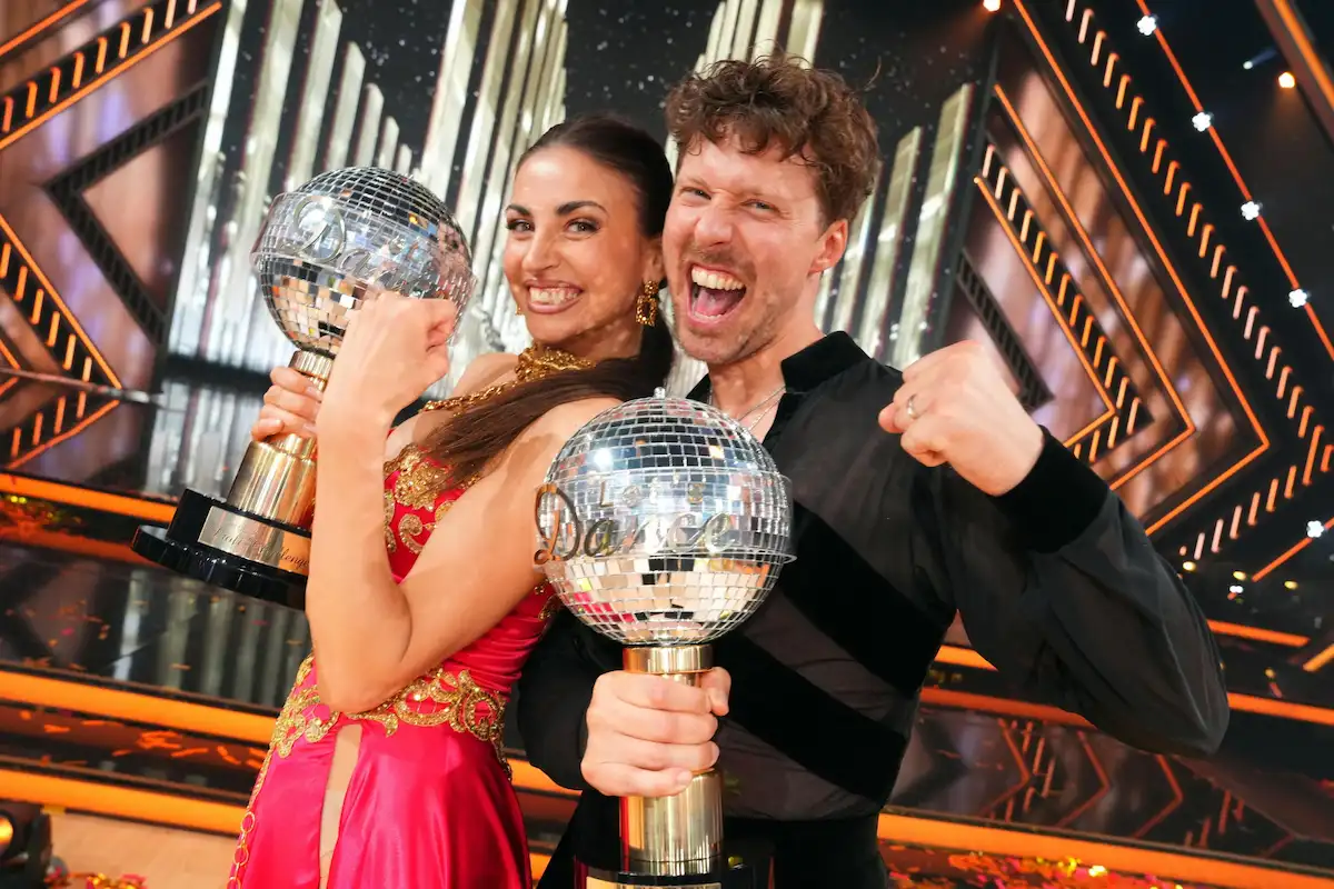 Sieger-Gewinner der Profi Challenge Let's dance 30.5.2025 - Ekaterina Leonova und Valentin Lusin mit den Sieger-Pokalen