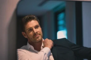 Bachelor 18.6.2025 - Erste Folge, Start, Beginn der neuen Staffel - hier im Bild Bachelor Martin bei der Vorbereitung zur ersten Nacht der Rosen