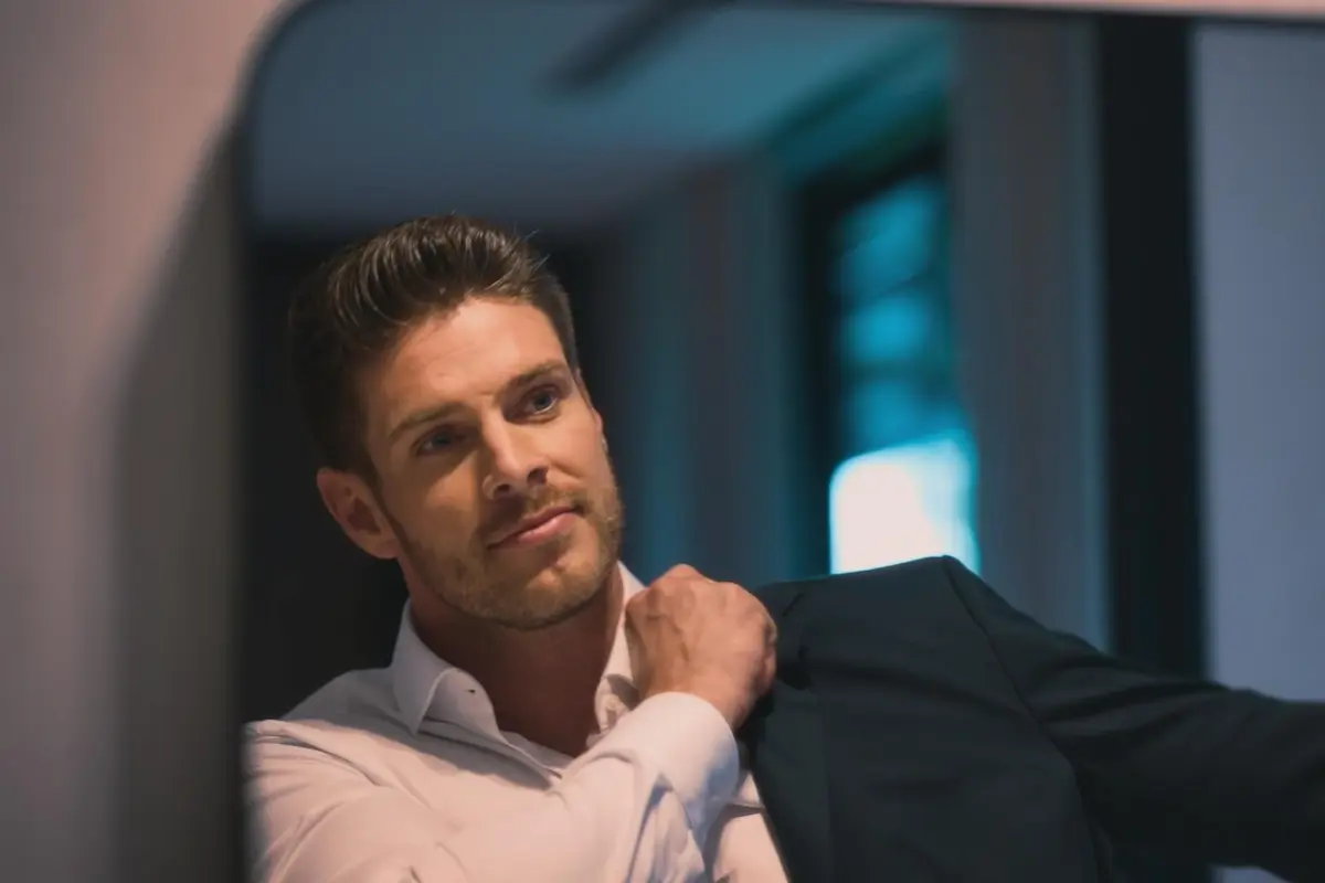 Bachelor 18.6.2025 - Erste Folge, Start, Beginn der neuen Staffel - hier im Bild Bachelor Martin bei der Vorbereitung zur ersten Nacht der Rosen