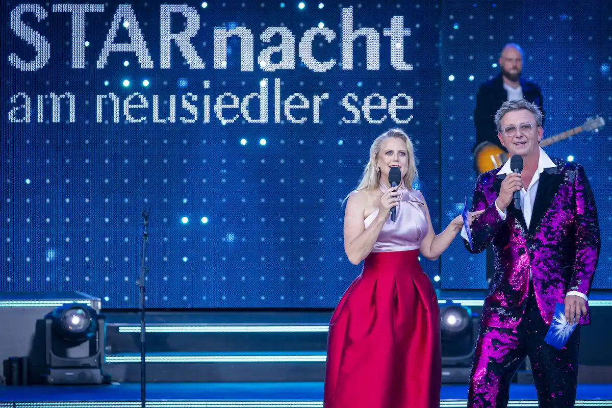 Barbara Schöneberger und Hans Sigl bei der Starnacht am Neusiedler See 2025