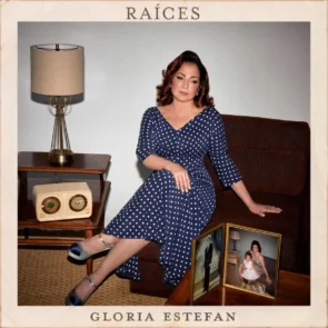 Cover zum Album “Raices” von Gloria Estefan mit einem Foto der Sängerin, gekleidet im typischen Stil des Albums