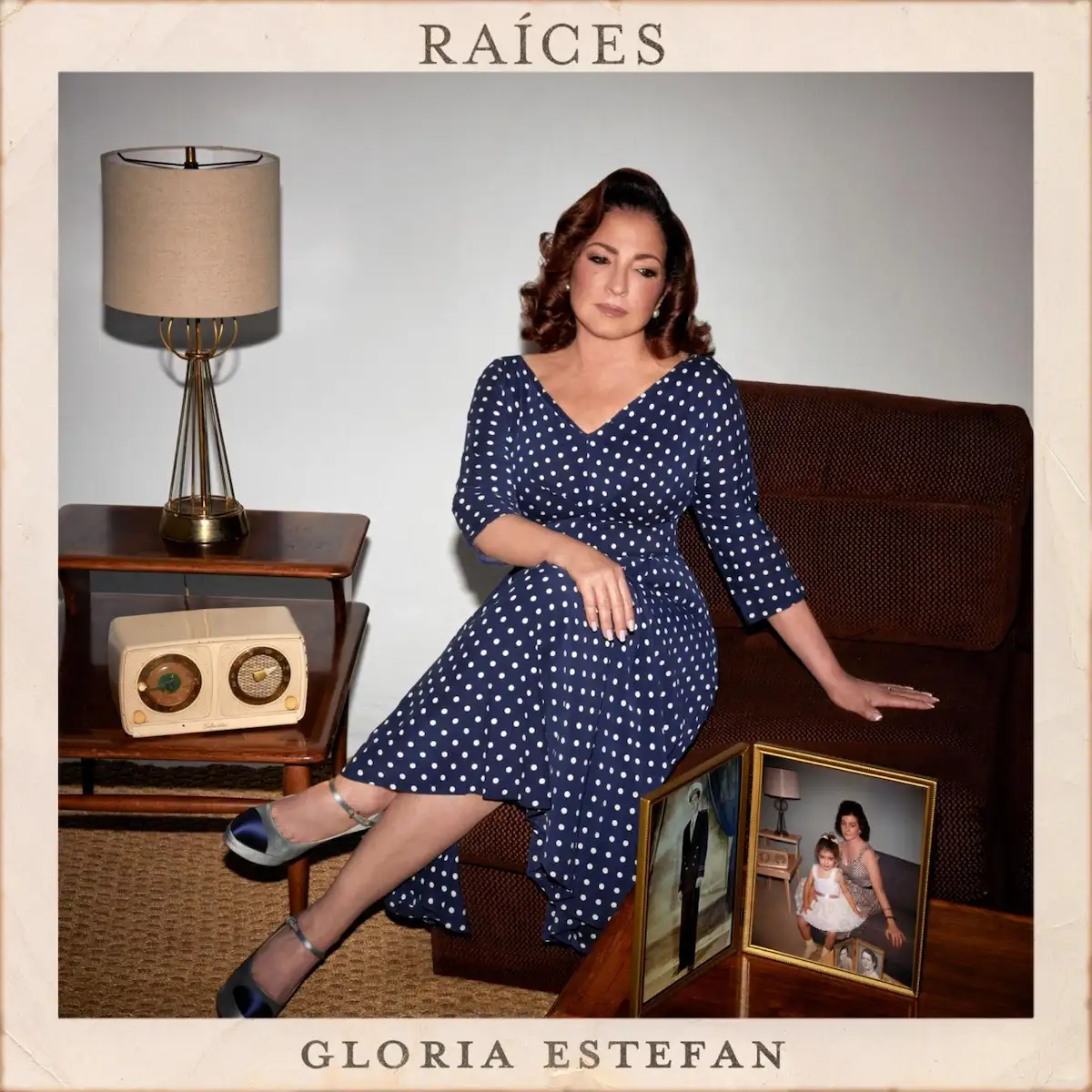 Cover zum Album “Raices” von Gloria Estefan mit einem Foto der Sängerin, gekleidet im typischen Stil des Albums