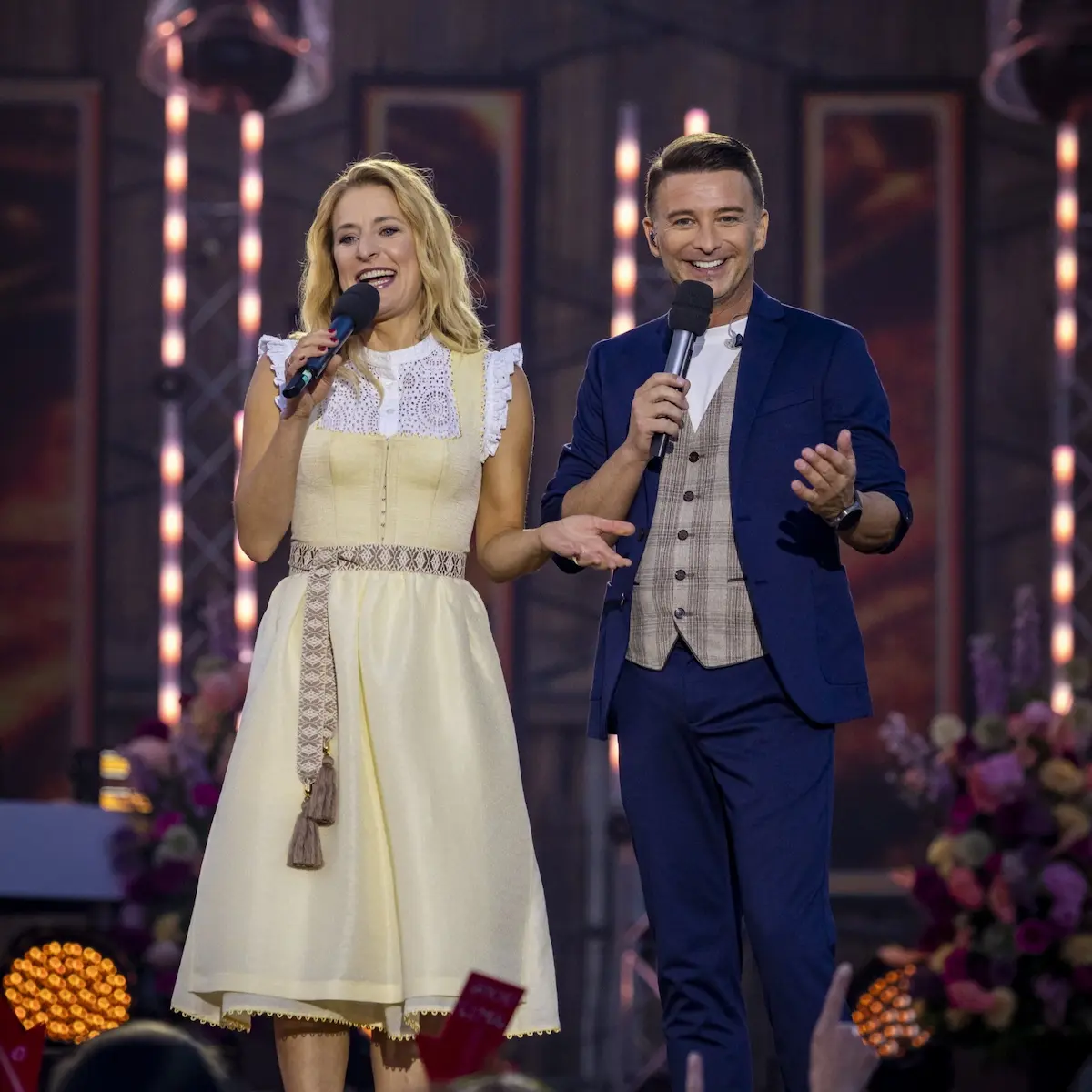 Moderatoren Stefanie Hertel und Marco Ventre bei Wenn die Musi spielt Sommer 2025
