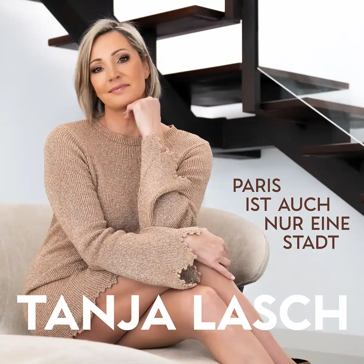 Single-Cover zum Schlager von Tanja Lasch “Paris ist auch nur eine Stadt” mit einem Foto der Künstlerin