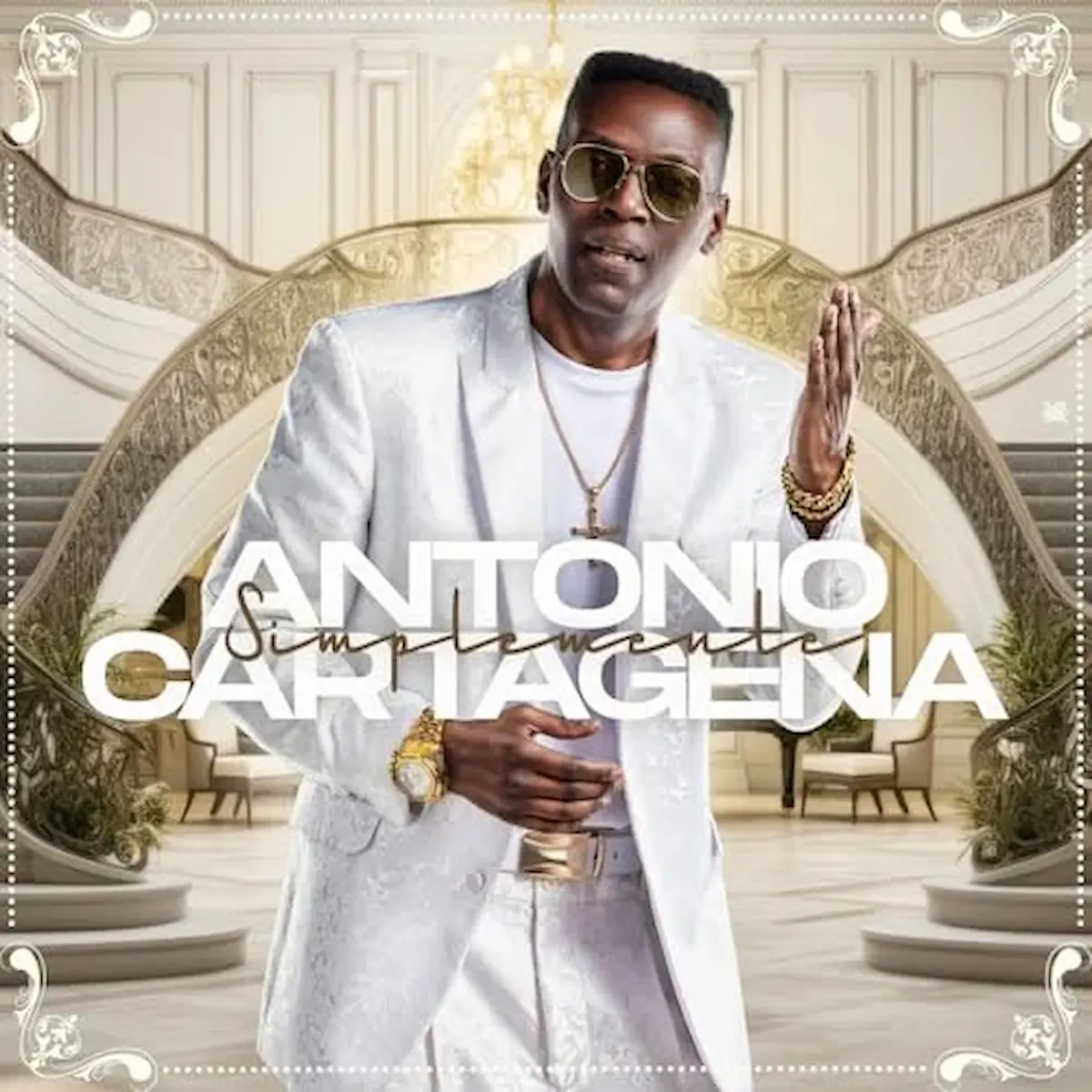 Antonio Cartagena Albumcover “Simplemente Antonio Cartagena” Künstler im weißen Anzug in der Lobby einer Villa