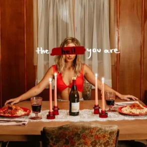 Ashley Cooke „The Hell You Are“ - Country Song Cover - im Bild Ashley Cooke, die an einem romantisch gedeckten Tisch sitzt